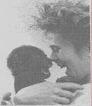 Mlada gorila in �lovek